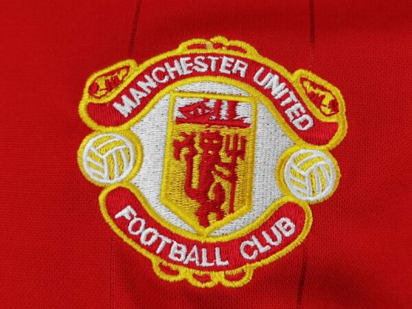 Manchester United 1984 home Retro Soccer Jersey - Image 4