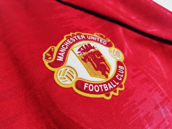 Manchester United 1991/92 home Retro Soccer Jersey - Image 3